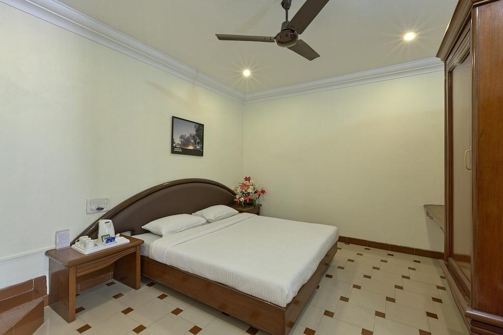 Shreyas Hotel ماهاباليشوار الغرفة الصورة